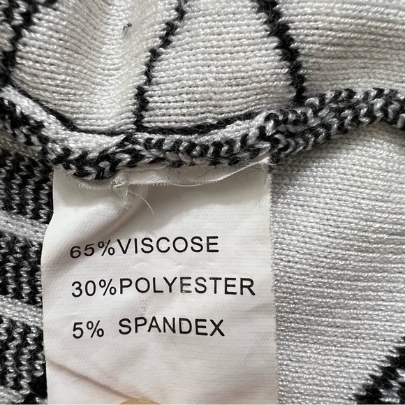 P. Luca Milano Women’s Sweater Size Medium Long Sleeved Black & White Geometric - Picture 11 of 12